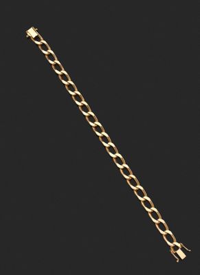 un bracelet en chaîne d'or muni d'un fermoir