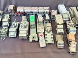 de nombreux véhicules militaires posés sur une table