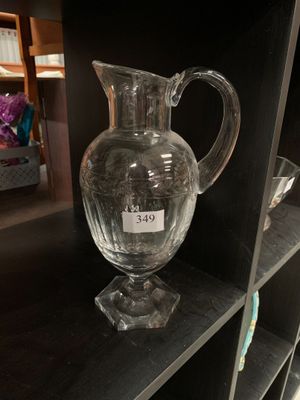 * Aiguière en cristal à décor de feuilles de laurier en fris…