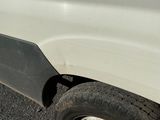 un camion blanc qui a un pneu crevé