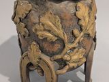 un vase orné d'un motif, posé sur un socle