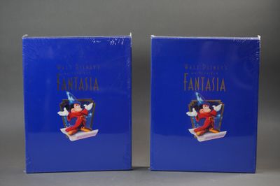 deux boîtes bleues avec l'image d'une clause du Père Noël dessus