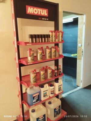 un présentoir d'huile moteur et d'autres produits dans un magasin