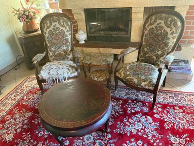 Paire de fauteuils, table basse, tapis .