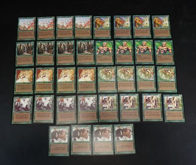 les cartes sont posées sur une table noire et il y en a beaucoup