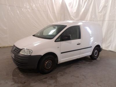 la photo d'une camionnette blanche garée dans un garage