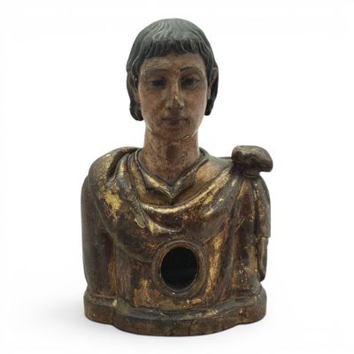 statue d'une femme tenant un nichoir à la main