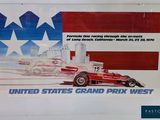 une affiche représentant une voiture de course, exposée dans un musée