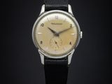 gros plan d'une montre sur une surface noire avec un fond noir