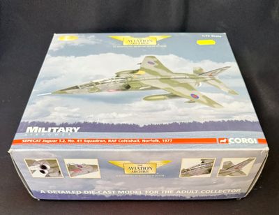 une boîte contenant une maquette d'avion de chasse