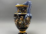 un vase bleu et jaune posé sur une table