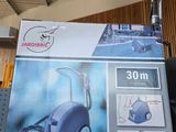 une boîte d'aspirateurs posée sur une étagère dans un magasin