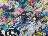 peinture représentant un groupe de personnes sur un mur recouvert de graffitis