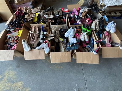 Lot de 10 cartons de chaussures assorties – poids total env.