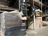 un grand entrepôt rempli de boîtes et de palettes