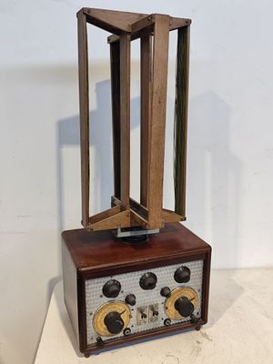 une petite radio posée sur une table blanche