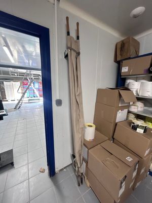 une pièce où il y a beaucoup de cartons par terre