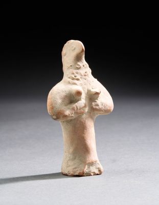 une image représentant la tête d'une femme sculptée dans l'argile