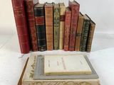 plusieurs vieux livres sont empilés sur une table