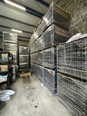 de nombreuses cages empilées dans un entrepôt