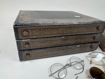 une pile de livres, avec des verres et une paire de lunettes