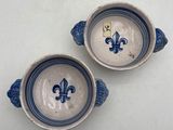 paire de bols en faïence bleue et blanche ornés de motifs de fleurs de lys