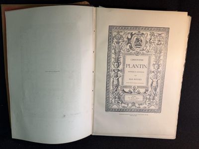 un livre ouvert posé sur une table, contenant l'image d'une plante