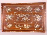 un plateau en bois orné de fleurs et d'oiseaux