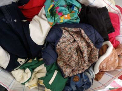 un panier rempli de vêtements posé sur une table