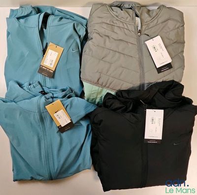trois vestes pour homme, encore étiquetées, posées sur une table
