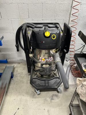 un aspirateur posé dans une pièce