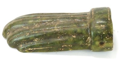 un gros plan d'un objet vert sur une surface blanche