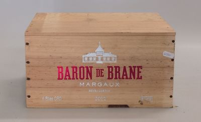 une boîte en bois avec une bouteille de vin à l'intérieur