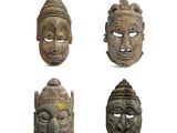 quatre masques de formes et de tailles différentes sur un fond blanc
