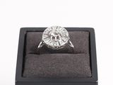 une image représentant une bague en diamant dans un écrin noir sur fond blanc
