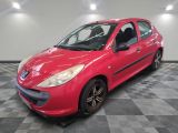 la photo d'une voiture rouge garée dans un garage