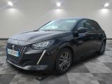 une voiture noire est garée sur le sol en damier d'un garage