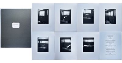 quatre photographies en noir et blanc d'une chambre avec un lit et une fenêtre