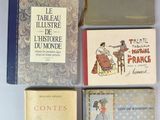 Plusieurs livres sont empilés les uns sur les autres sur une table