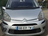 une voiture argentée garée dans un parking