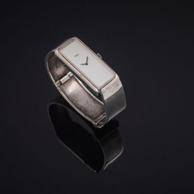 gros plan d'une montre-bracelet sur une surface noire