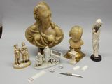 une statue représentant une femme et d'autres objets posés sur une table