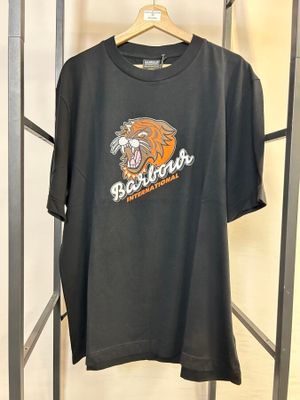 un t-shirt « Black Panther » suspendu à un portant dans une pièce