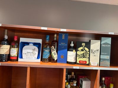 de nombreuses bouteilles d'alcool sur les étagères de la pièce