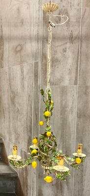 un lustre composé de fleurs et de bougies dans une salle de bains