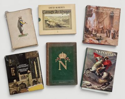 plusieurs vieux livres posés les uns sur les autres sur une table