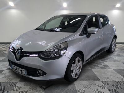 la voiture argentée est garée sur un sol en damier dans le garage