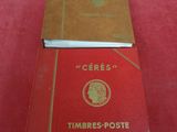 deux livres posés sur une table recouverte d'une nappe rouge