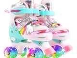 une paire de patins à roulettes sur fond blanc