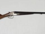 un fusil de chasse avec une crosse en bois et une crosse noire